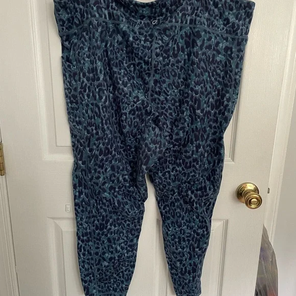 Women's Blue Leopard Print Sports Bra and Legging set - Picture 7 of 10